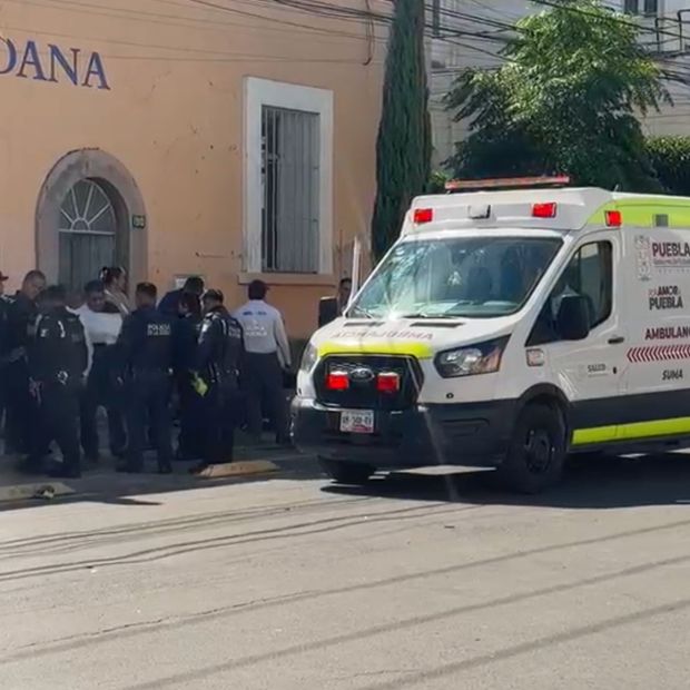 Accidente entre patrulla y motociclistas en Puebla deja a una mujer lesionada.